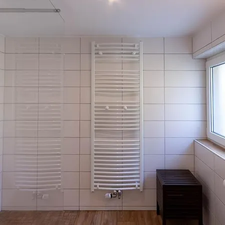 Lauwenhaus Mit Sauna Und Eingezaeunten Garten بيت للعطل