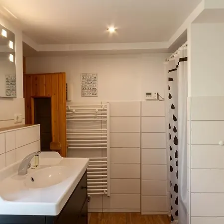Lauwenhaus Mit Sauna Und Eingezaeunten Garten بيت للعطل